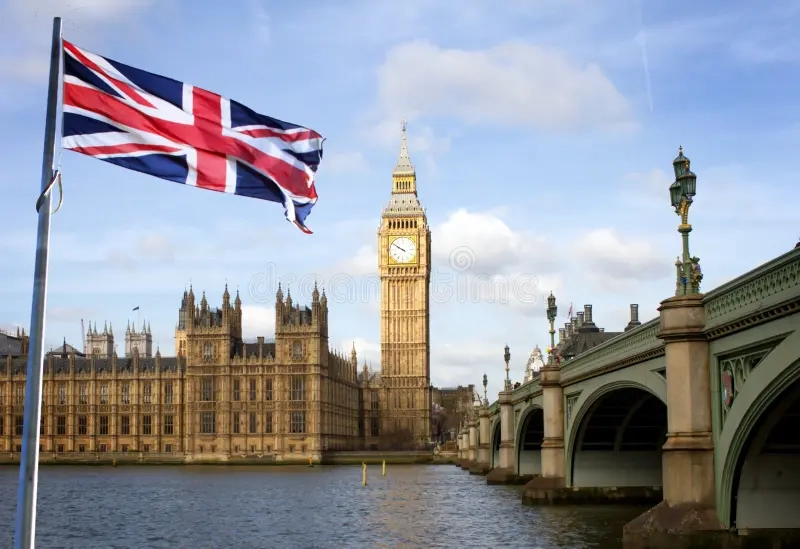 london-big-ben-westminster-bridge-british-flag-against-blue-sky-90271891